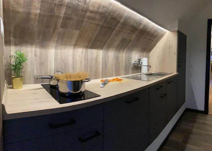 Kaffee, Klima, Klappsessel - Zentrale Fuer 5 Gaeste, Naehe Bahnhof Apartamento